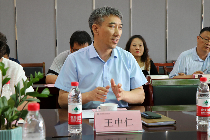 1718965037224545.jpeg 4 常务副校长王中仁介绍校友会联络员的相关职责.jpg