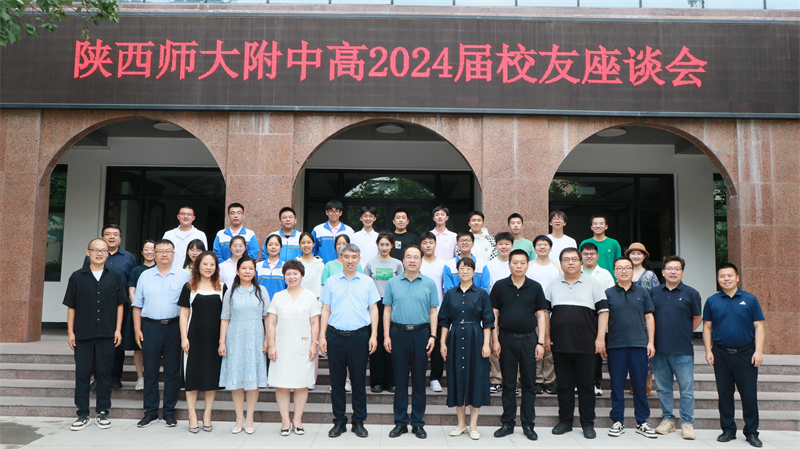 1718965260299727.jpeg 8 合影.jpg